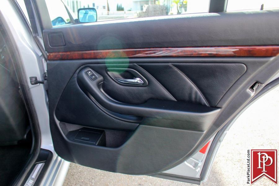 Детали интерьера BMW 540i Sedan (E39) 1998 года  (фото 14 из 50)